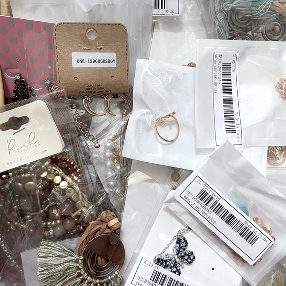 🌾MYSTERY SURPRISE 6 FOR $38 JEWELRY BUNDLE - Picture 9 of 16